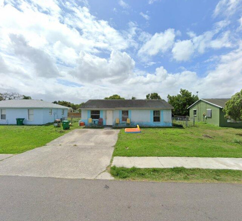 320 W 5th Ter, Pahokee, FL 33476