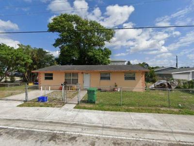 1584 W 30th St, Riviera Beach, FL 33404